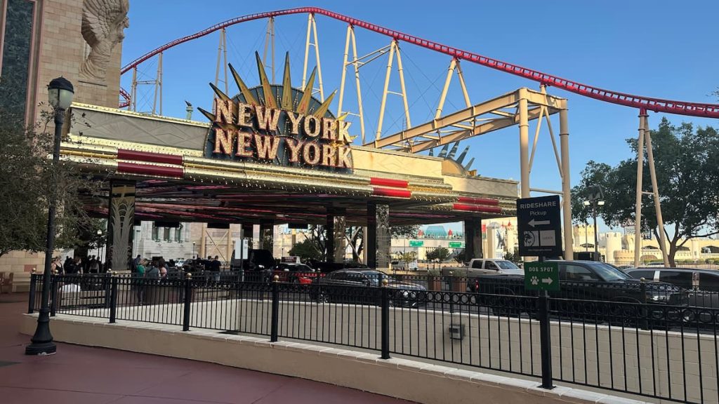 Vue de l'entrée de l'hôtel New York-New York à Las Vegas, Nevada, avec le Big apple roller coaster en fond