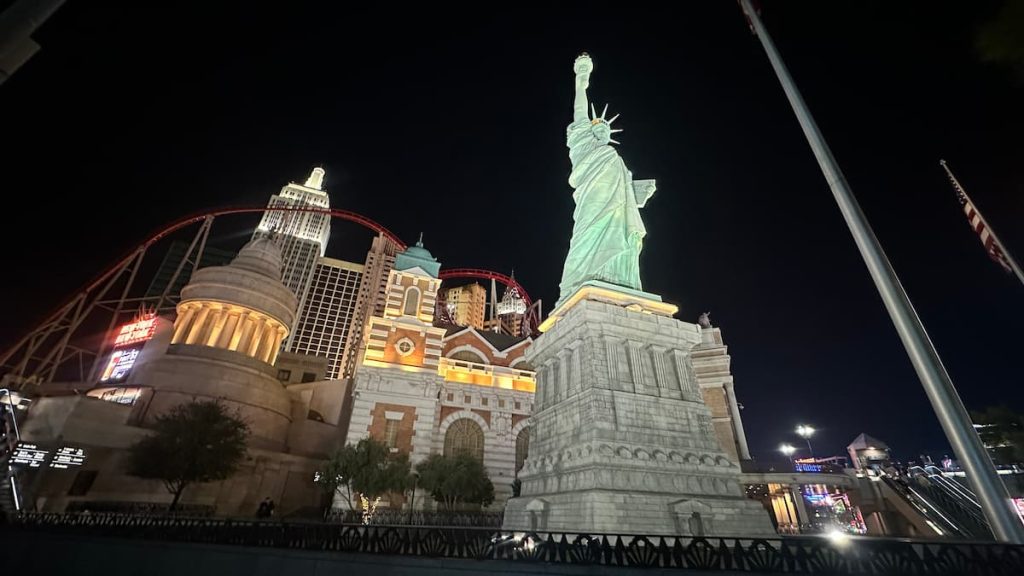 Vue de nuit de l'hôtel New York-New York à Las Vegas, Nevada, avec la statue de la liberté et l'empire state building illuminés