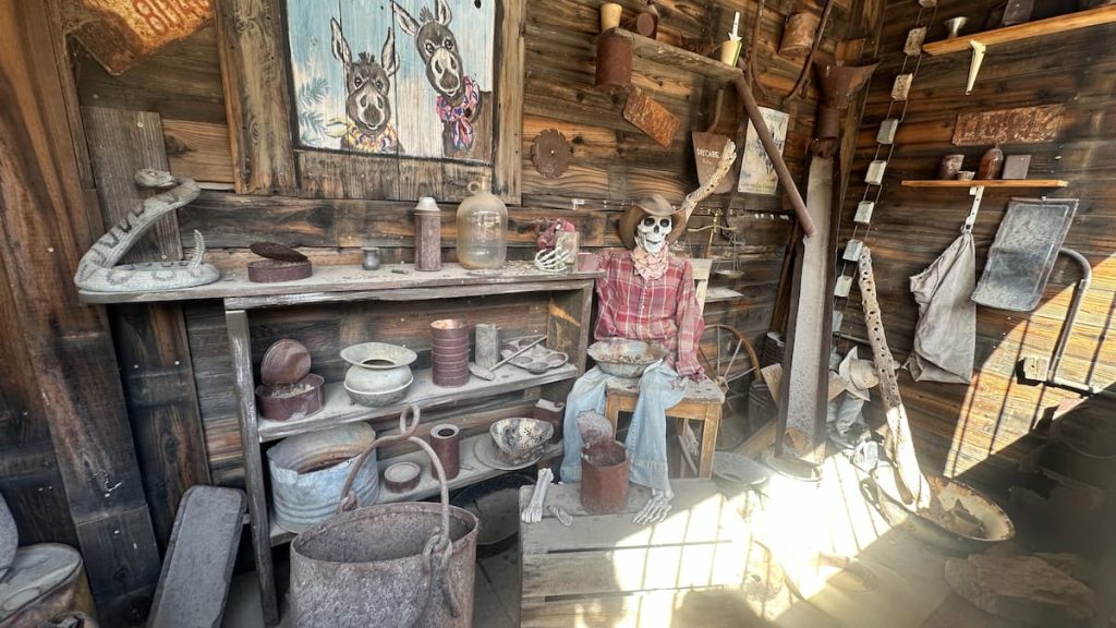 Reproduction d'un squelette humain habillé en cow-boys dans une devanture de magasin à Oatman sur la route 66