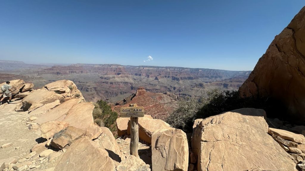 Vue sur le Grand Canyon et le panneau Ooh Aah Point depuis la randonnées South Kaibab Trail