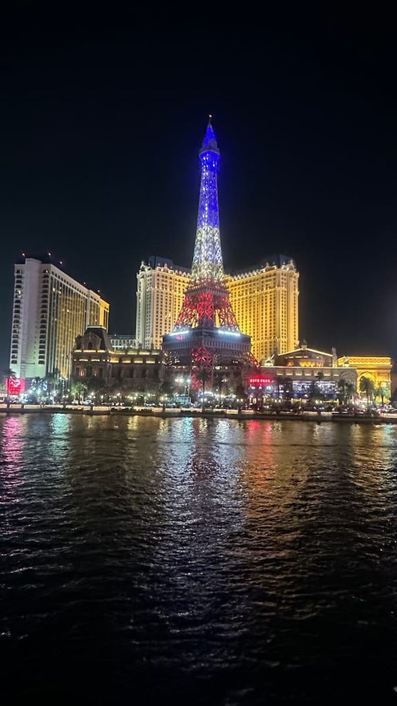 Tour Eiffel illuminée en bleu blanc rouge devant l'hôtel Casino Paris de nuit à Las Vegas, Nevada