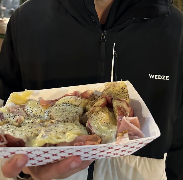 Photo d'une barquette à emporter garnie de raclette et de pommes de terre, à Bryant Park à Noel à New York