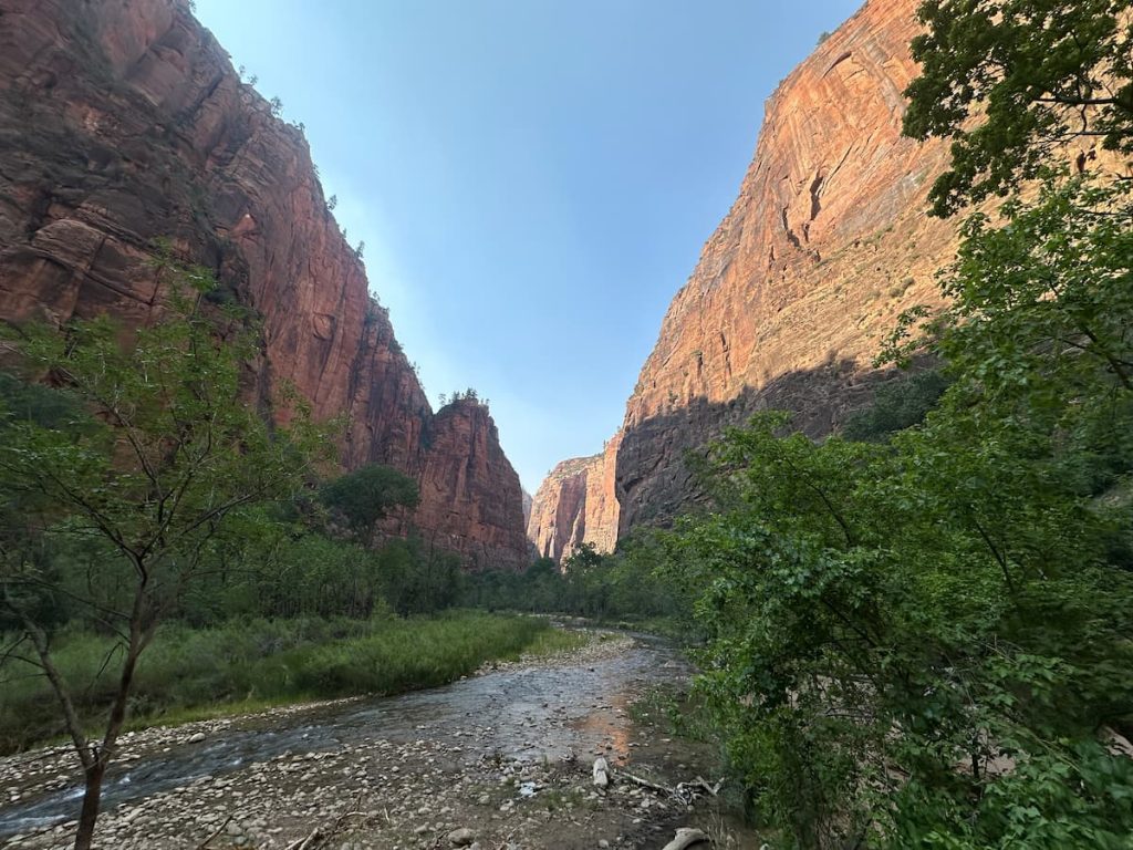 Photo du canyon et de la Virgin River prise au début de Riverside Walk, départ de la randonnée The Narrows à Zion National Park