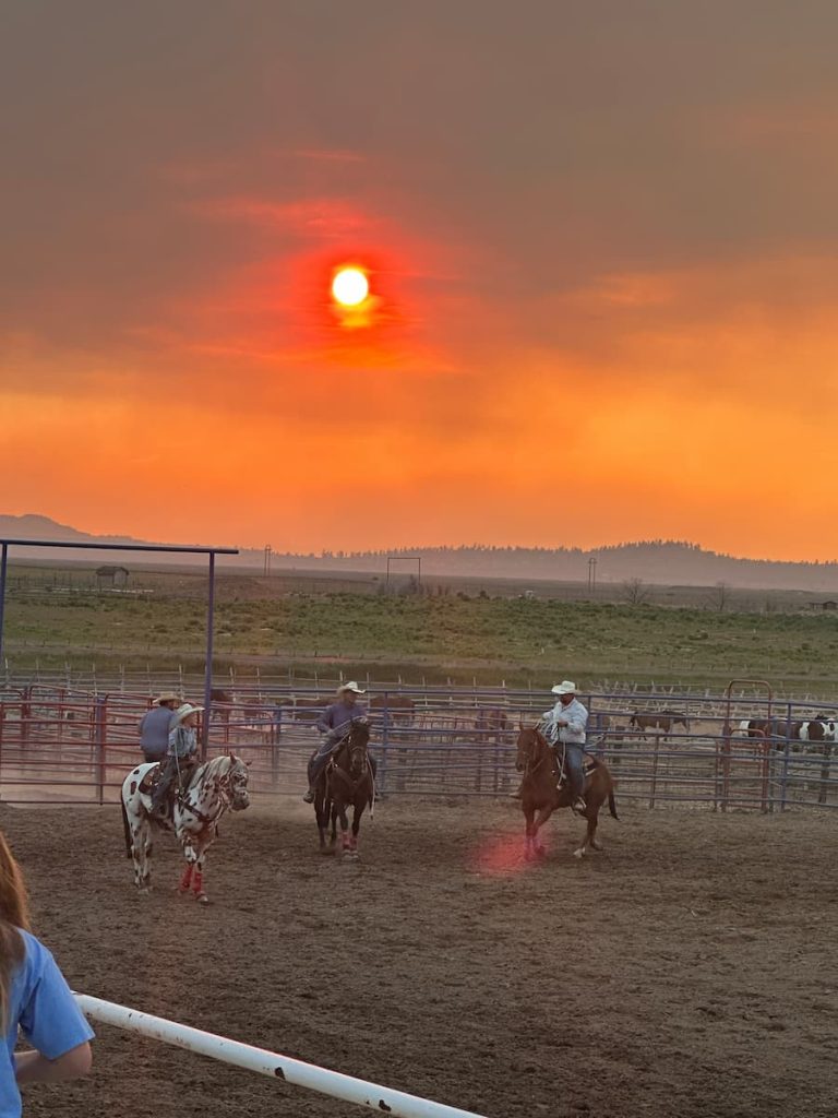 Cavalier à cheval au rodéo au coucher du soleil à Bryce Canyon