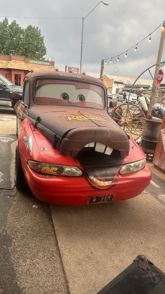 Voiture aux couleurs de Cars, à Seligman sur la route 66