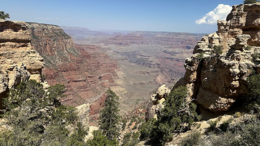 Vue entre les montagnes et les arbres du Grand Canyon depuis le chemin de randonnée South Kaibab Trail