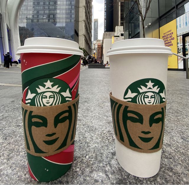Photo de deux gobelets du Starbucks Coffee au pied du World Trade Center à New York