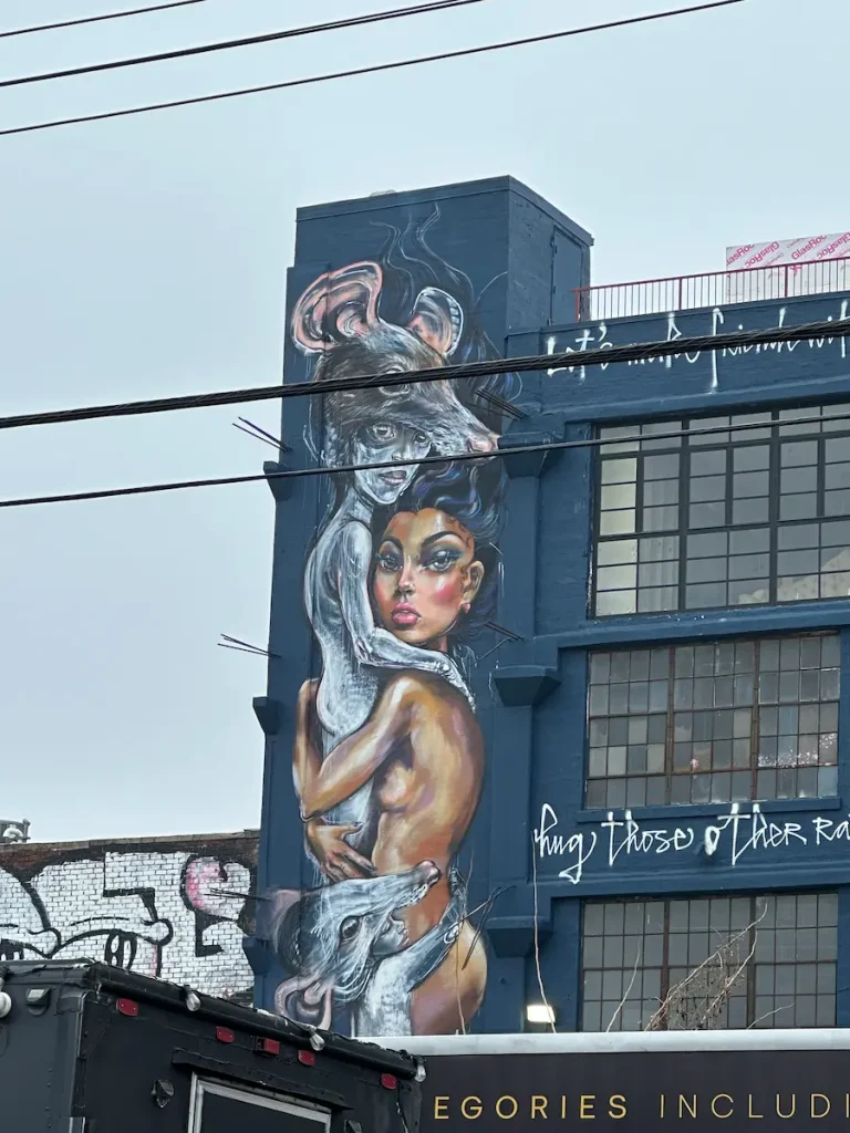 Jefferson Street, immeuble à Brooklyn, avec une immense fresque murale colorée, street art de New York