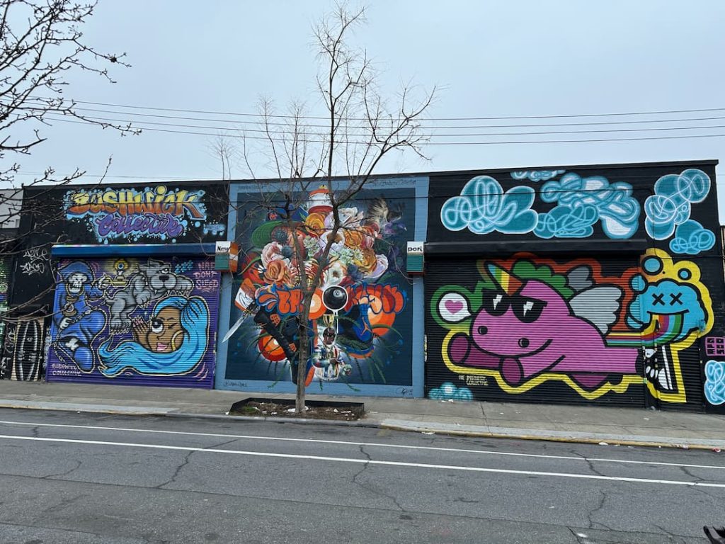 Jefferson Street, rue de Brooklyn, avec 3 fresques murales colorées, street art de New York