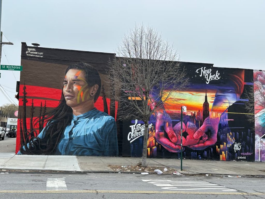 Jefferson Street, rue de Brooklyn, avec 2 fresques murales colorées, un indien et Manhattan, street art de New York