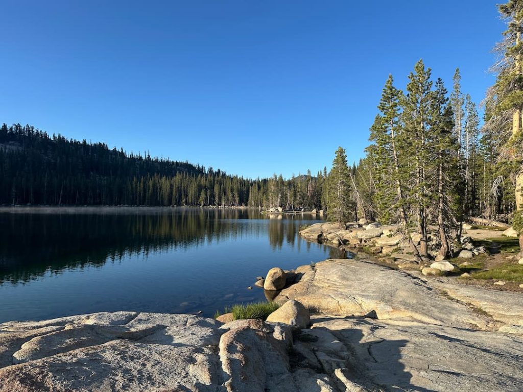 Photo de Tenaya Lake, sur la Tioga road, Yosemite National Park, au lever du soleil