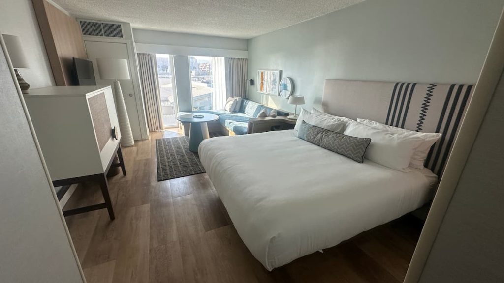 Photo de la chambre familiale avec un grand lit et une canapé de l'hôtel The Pierside à Santa Monica, Los Angeles, Californie