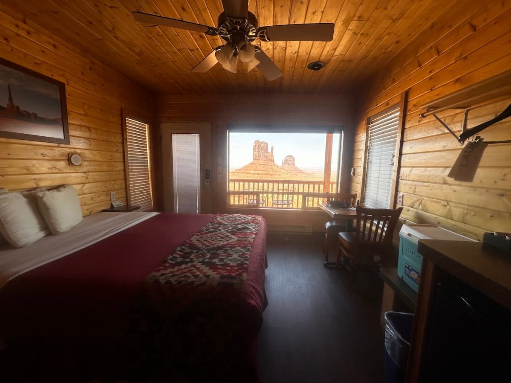 Photo de la chambre de la cabine premium à The View, Monument Valley, avec la vue sur les buttes à travers la fenêtre