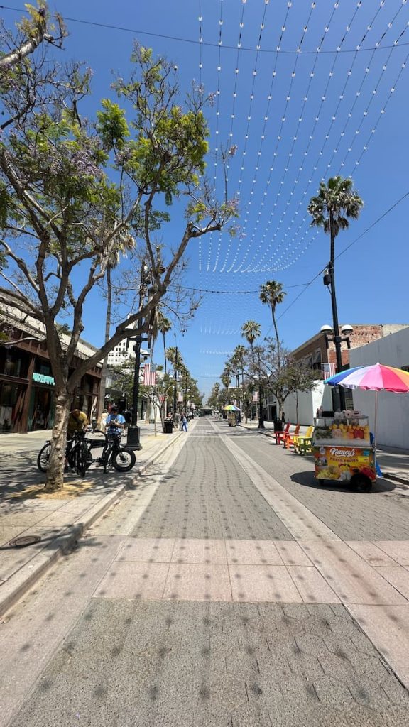 Thrd Street, une rue avec des marchands ambulants s'étirant à perte de vue, bordée de palmier à Los Angeles, Californie
