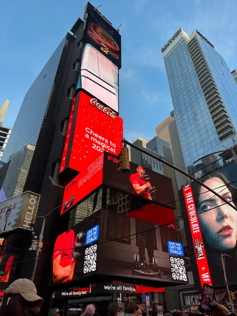 Vue des écrans géants de Times Square à New York avec les publicité Coca rouge en diffusion
