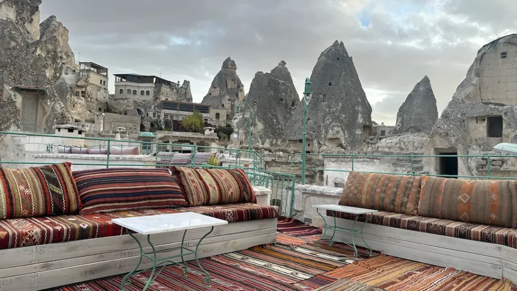 Salon turc avec des tapis sur le toit d'un hôtel à Gorëme Cappadoce, Turquie