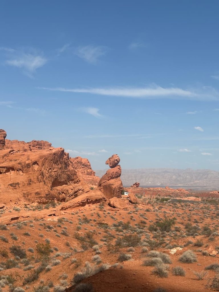Vu d'un hoodoos de roche rouge de Valley Of Fire, Nevada