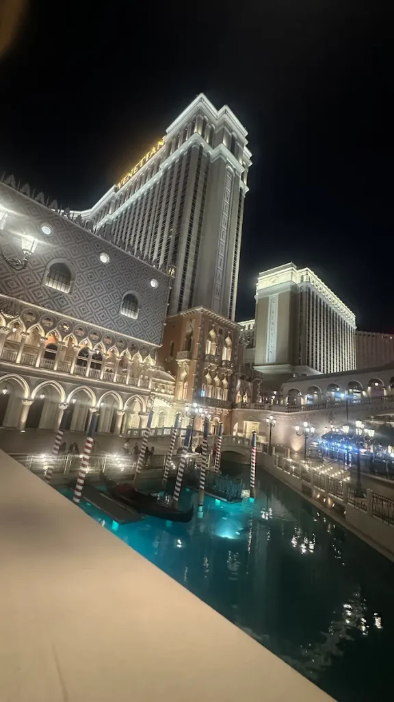 Hôtel Casino Venetian de nuit avec eau et gondoles à Las Vegas, Nevada