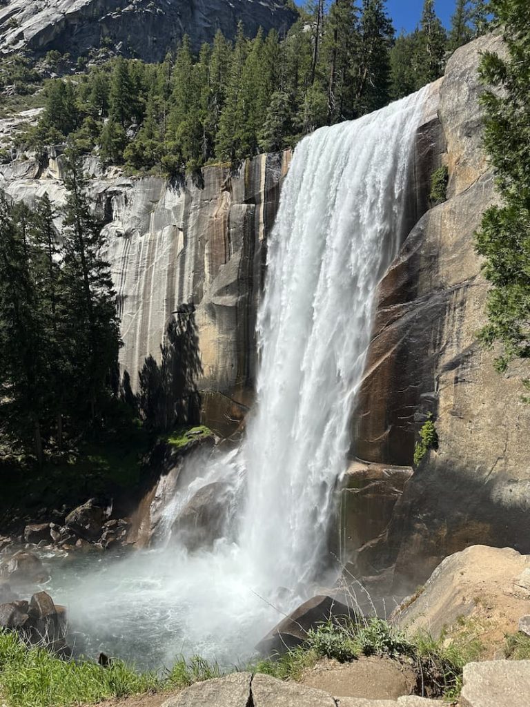 Photo de Vernal Fall prise depuis le bas de la chute d'eau à Yosemite National Park