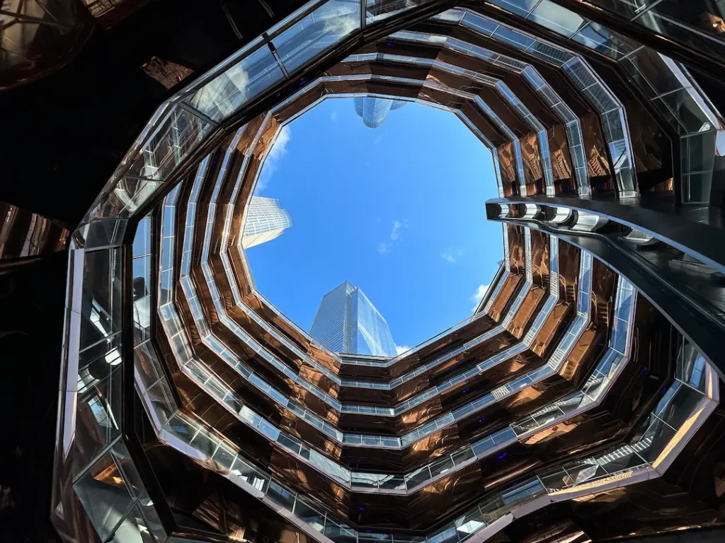 Vue du ciel et des gratte-ciel depuis l'intérieur de The Vessel à New York