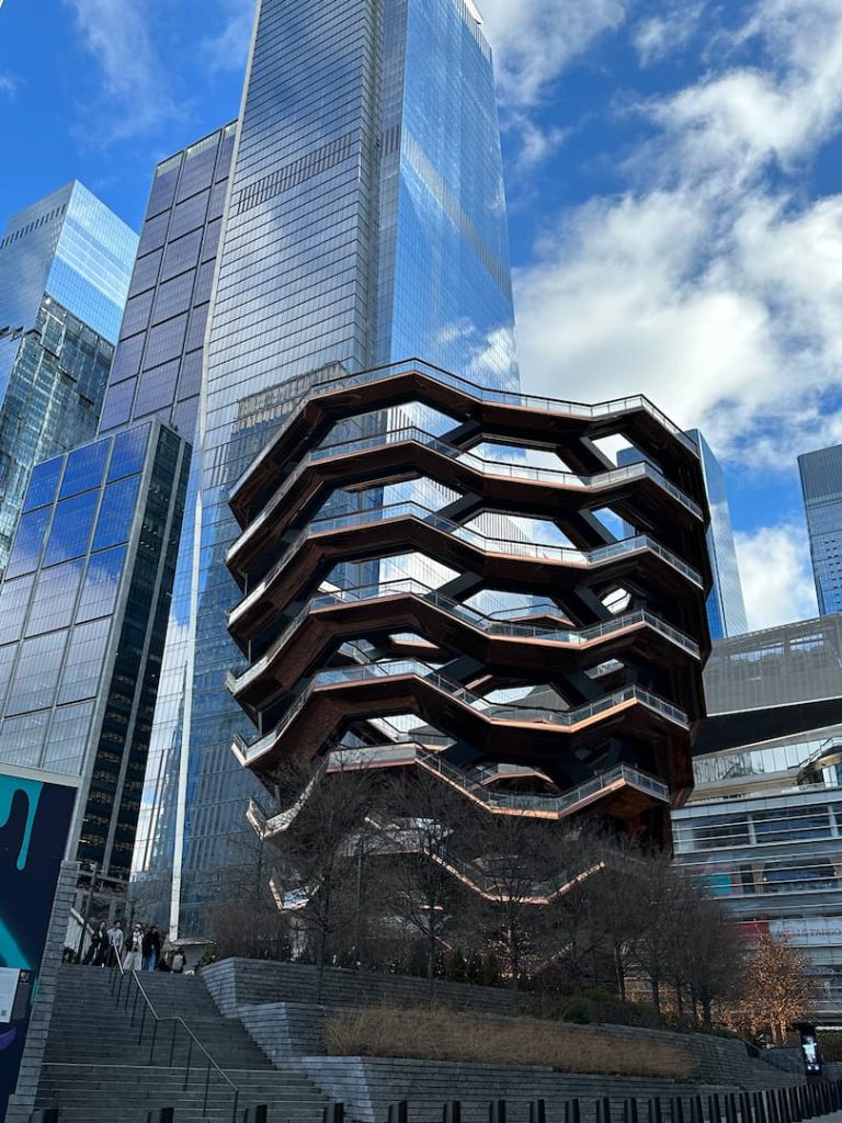 The Vessel, entouré de buildings, à New York