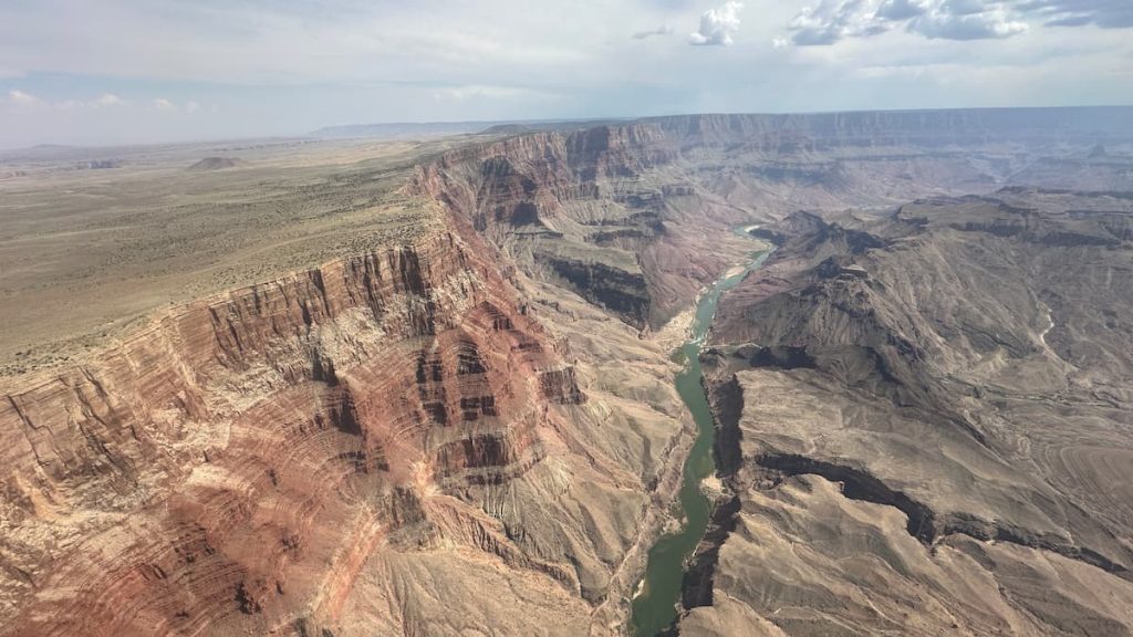 Vue aérienne du Colorado et du Grand Canyon prise depuis un hélicoptère