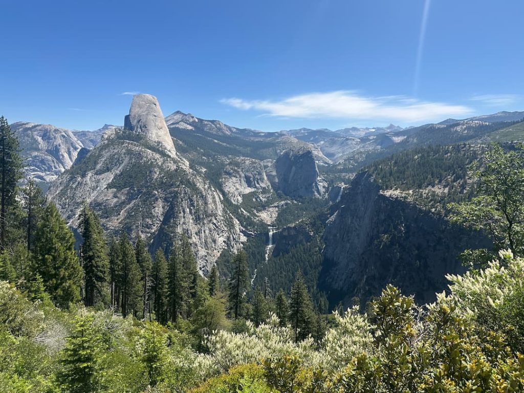 Photo de la vue sur la vallée de Yosemite National Park et le Half Dome prise depuis Glacier point