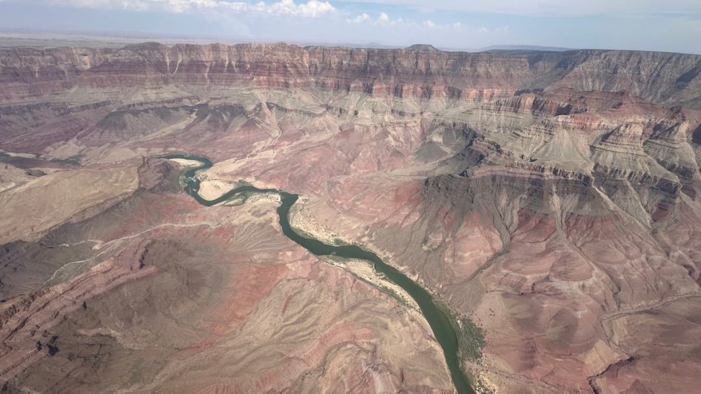 Vue du Colorado dans le Grand Canyon depuis un hélicoptère