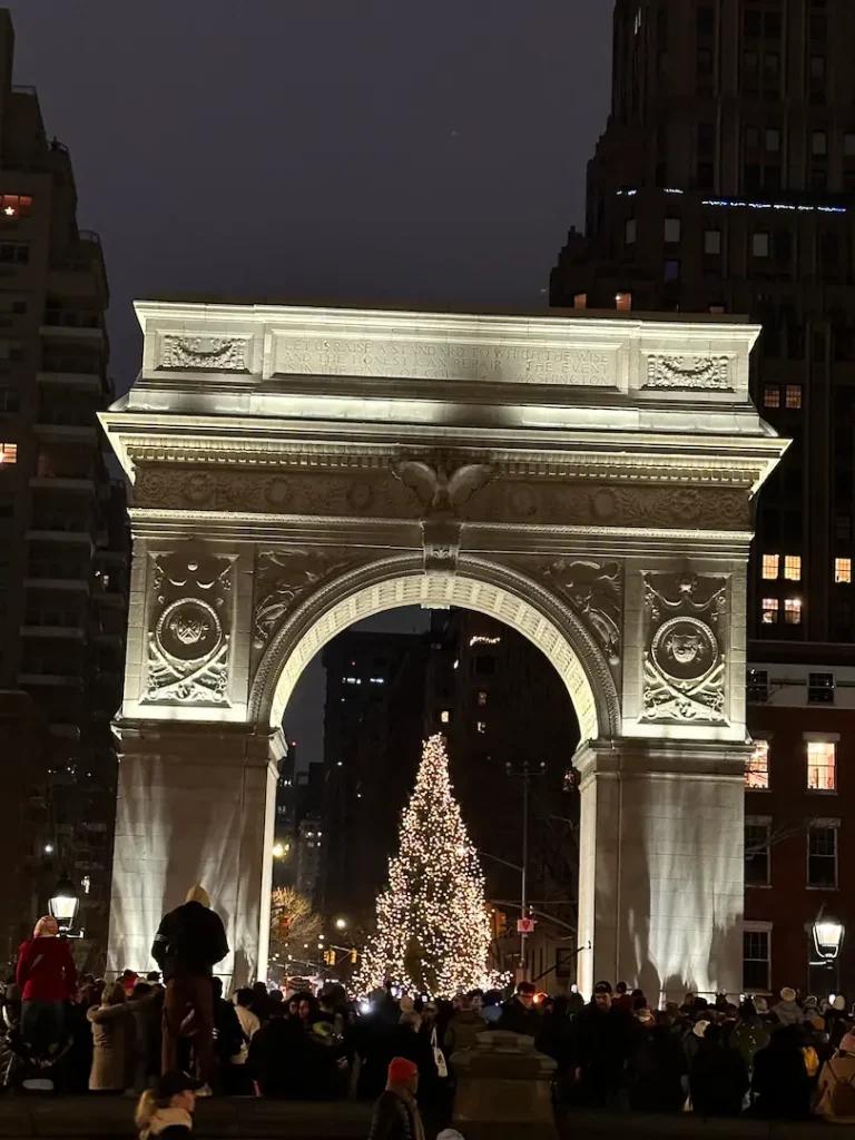 Arc de triomphe de Washington square park, avec le sapin de Noël illuminé, à New York