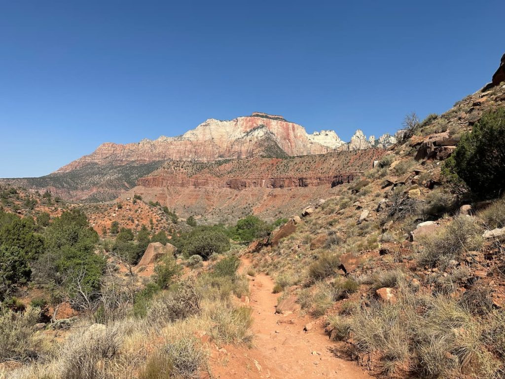 Photo de la vue sur les montagnes du canyon de Zion NP depuis la randonnée Watchman trail