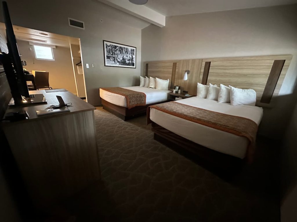 Photo de la chambre d'hôtel familiale avec 2 grands lits du Yavapai Lodge au Grand Canyon National Park