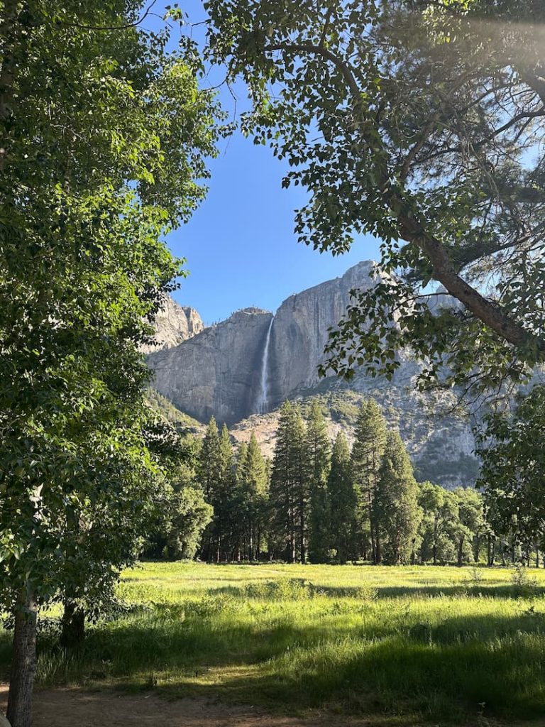 Photos des Yosemite Falls à Yosemite National Park, prise depuis la vallée avec la prairie au premier plan