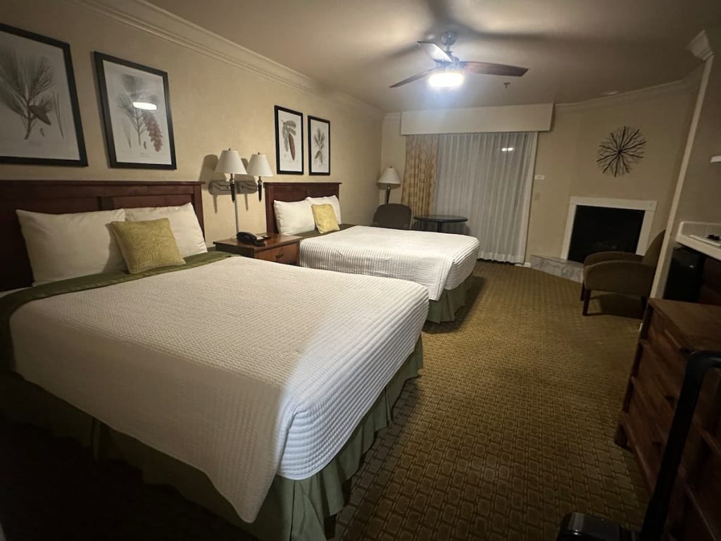 photo d'une chambre d'hôtel familiale avec deux grands lits à Yosemite View Lodge, El Portal, Californie
