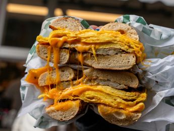 Photo en gros plan d'un bagel dégoulinant de cheddar à New York