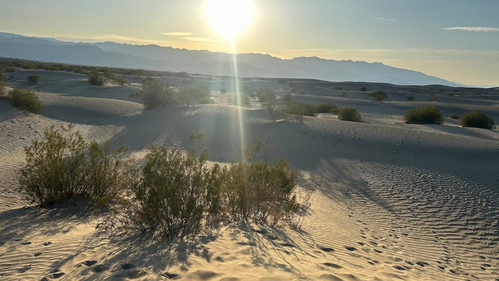 Photo d'un coucher de soleil à Mesquite Flats Sand Dunes, Death Valley