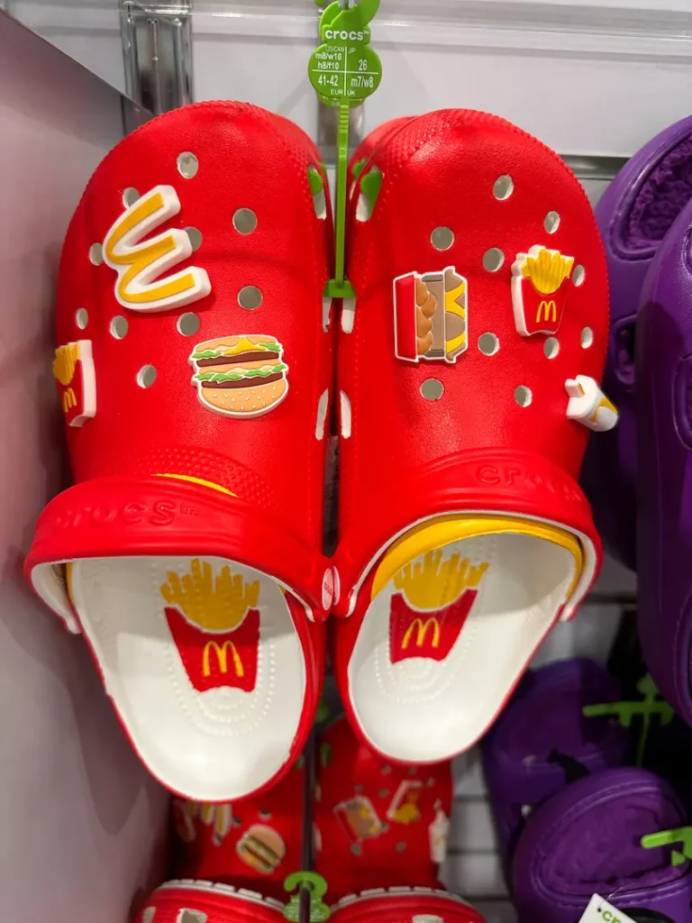Crocs rouge décorées avec des incones MacDonalds