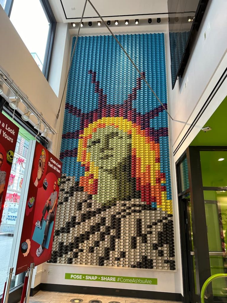 Mur intérieur du magasin Crocs Store, avec la Statue de la liberté représentée en Crocs, à New York