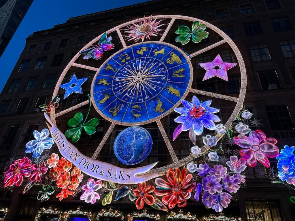 Photo du son et lumière sur la devanture du magasin Saks, sur la 5ème avenue, à New York à Noël