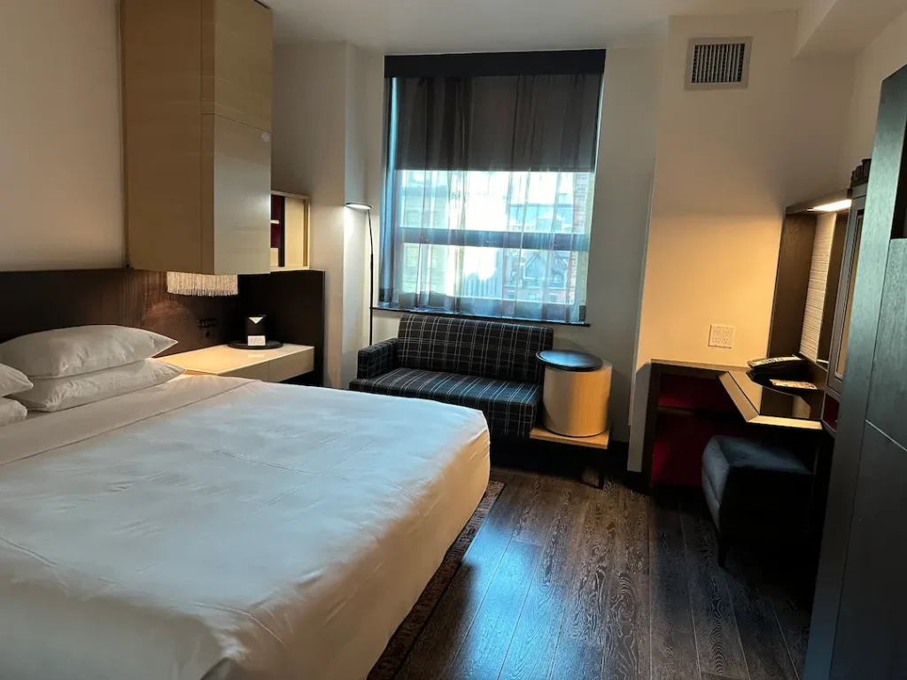 Chambre standard au Hyatt Herald Square avec un lit king size et un canapé, sur la 34 ème rue, à New York