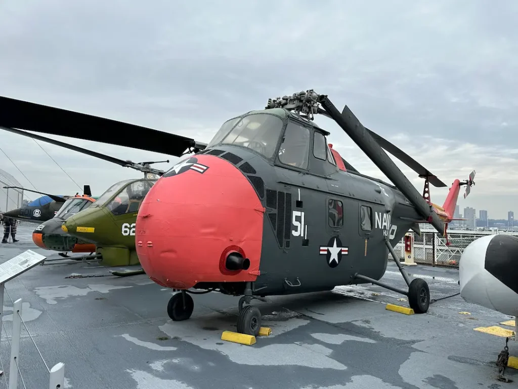 Hélicoptère de combat, avec l'avant rouge comme un nez, à l'intrepid sea air and space museum, à New York