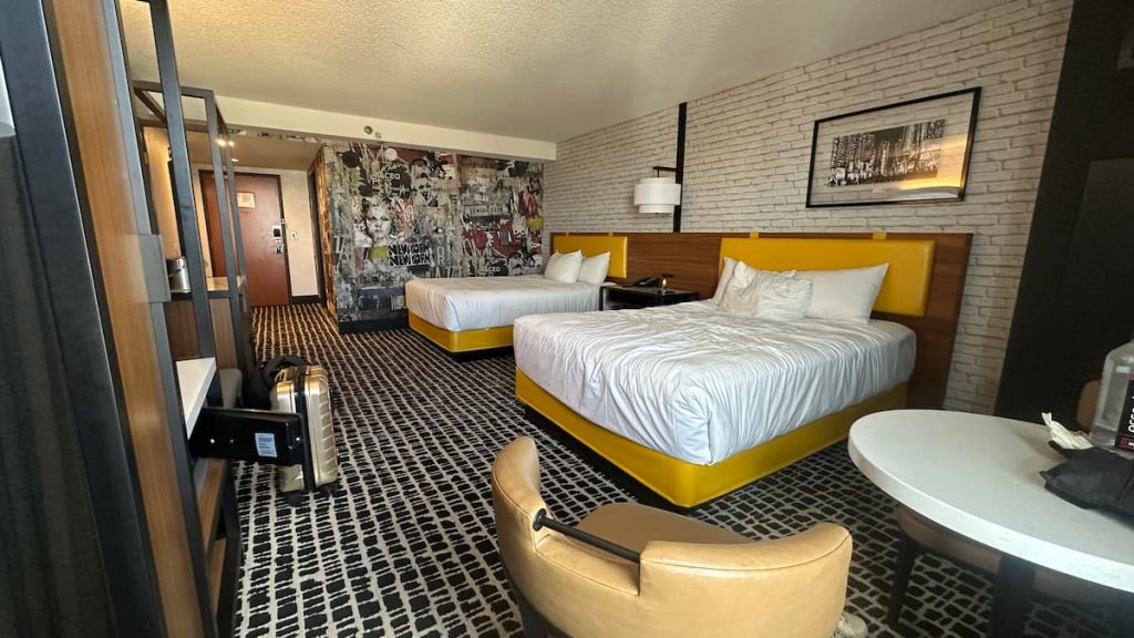 Chambre familiale à la décoration urbaine avec deux grands lits à l'hôtel New York-New York, Las Vegas, Nevada