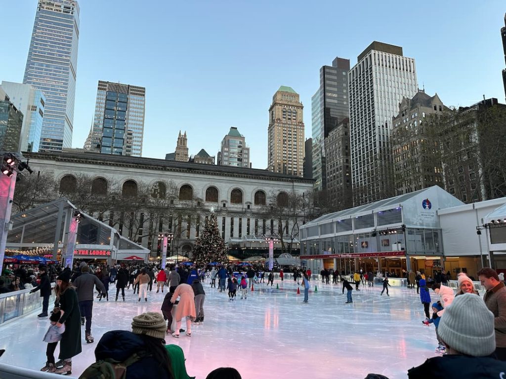 Vue de la patinoire de Bryant Park, avec des personnes en train de patiner, à New York à Noël
