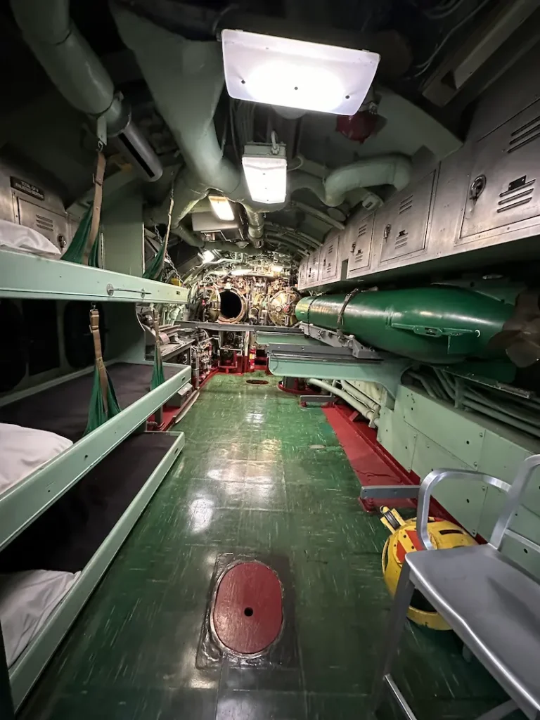 Intérieur du sous marin à l'sous marin intrepid sea air and space museum, New York