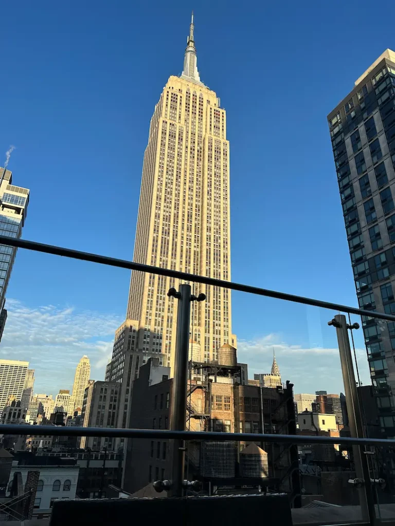 Vue sur l'Empire State Building depuis un roof top, à New York