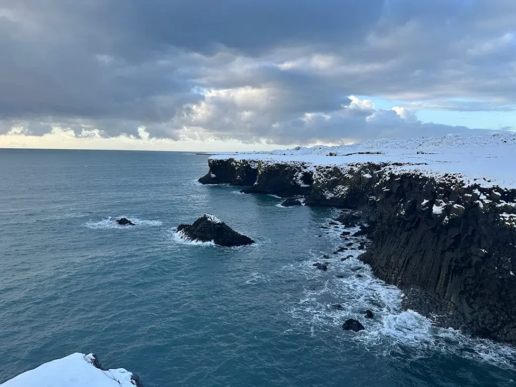 Falaise d'Arnastapi au lever du soleil dans la péninsule de Snæfellsnes en Islande en hiver