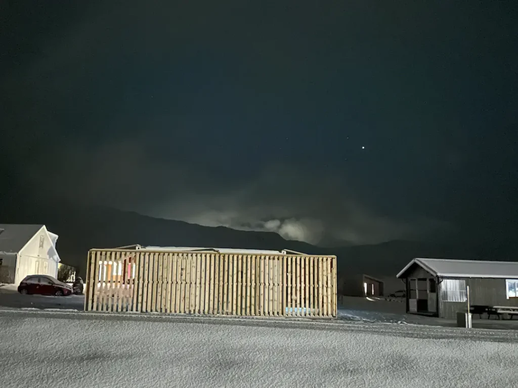 Vue extérieure de nuit, en hiver, de l'Arnastapi hotel dans la péninsule de Snæfellsnes en Islande