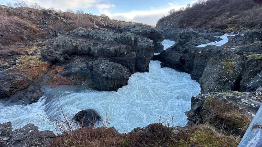 Cascade de Barnafoss (cascade des enfants) en hiver dans le Cercle d'Argent en Islande