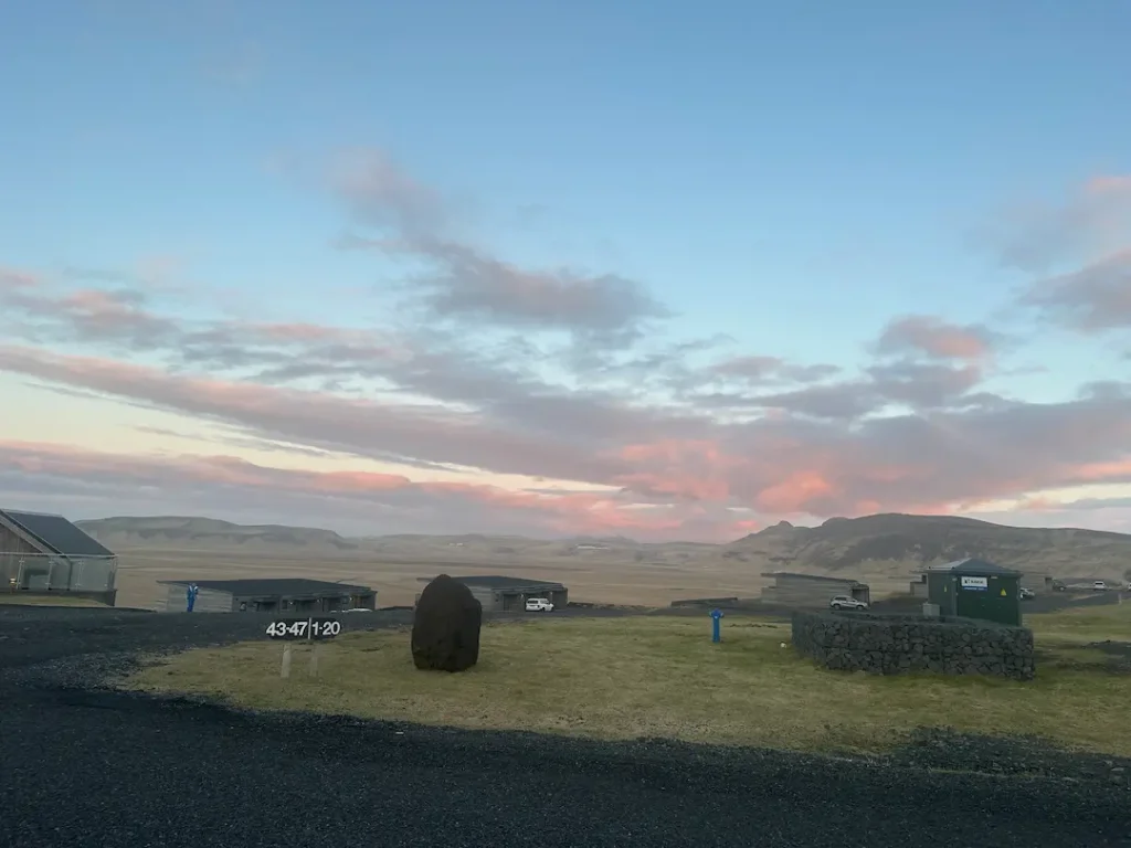 Vue de l'extérieur des cottages au Balck and Beach Suites à Vik en Islande