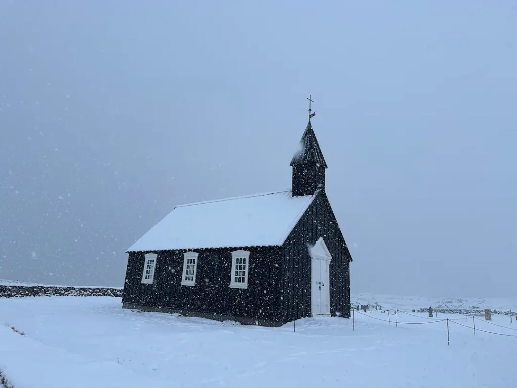 Eglise noire Budakirkja (Budir) sur paysage enneigé, dans la péninsule de Snæfellsnes en Islande