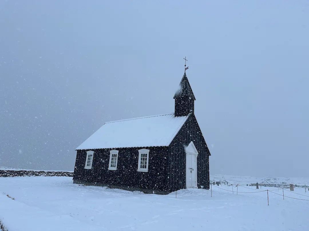Eglise noire Budakirkja (Budir) sur paysage enneigé, dans la péninsule de Snæfellsnes en Islande